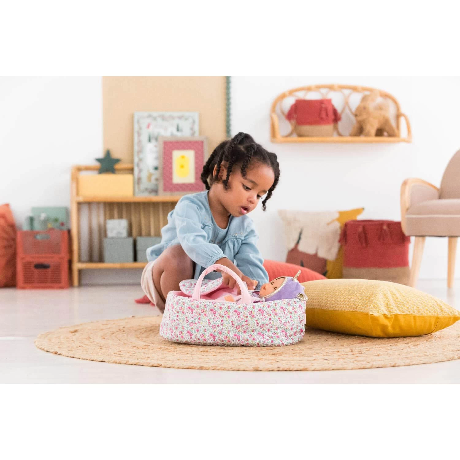 Corolle Accessoire Pour Petit Poupon 30 Cm : Couffin Fleuri 2 Corolle Accessoire Pour Petit Poupon 30 Cm : Couffin Fleuri – Image 2