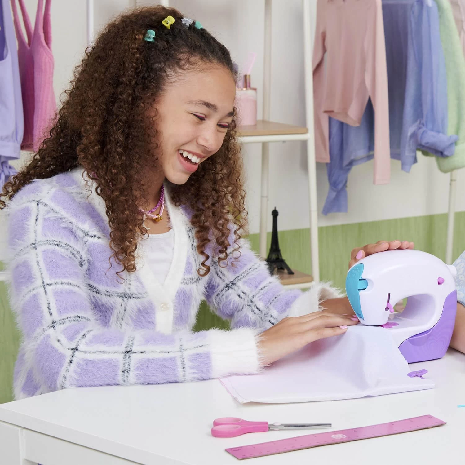 SPIN MASTER Machine à Coudre Cool Maker : Stitch 'N Style Fashion Studio 4 SPIN MASTER Machine à Coudre Cool Maker : Stitch 'N Style Fashion Studio – Image 4