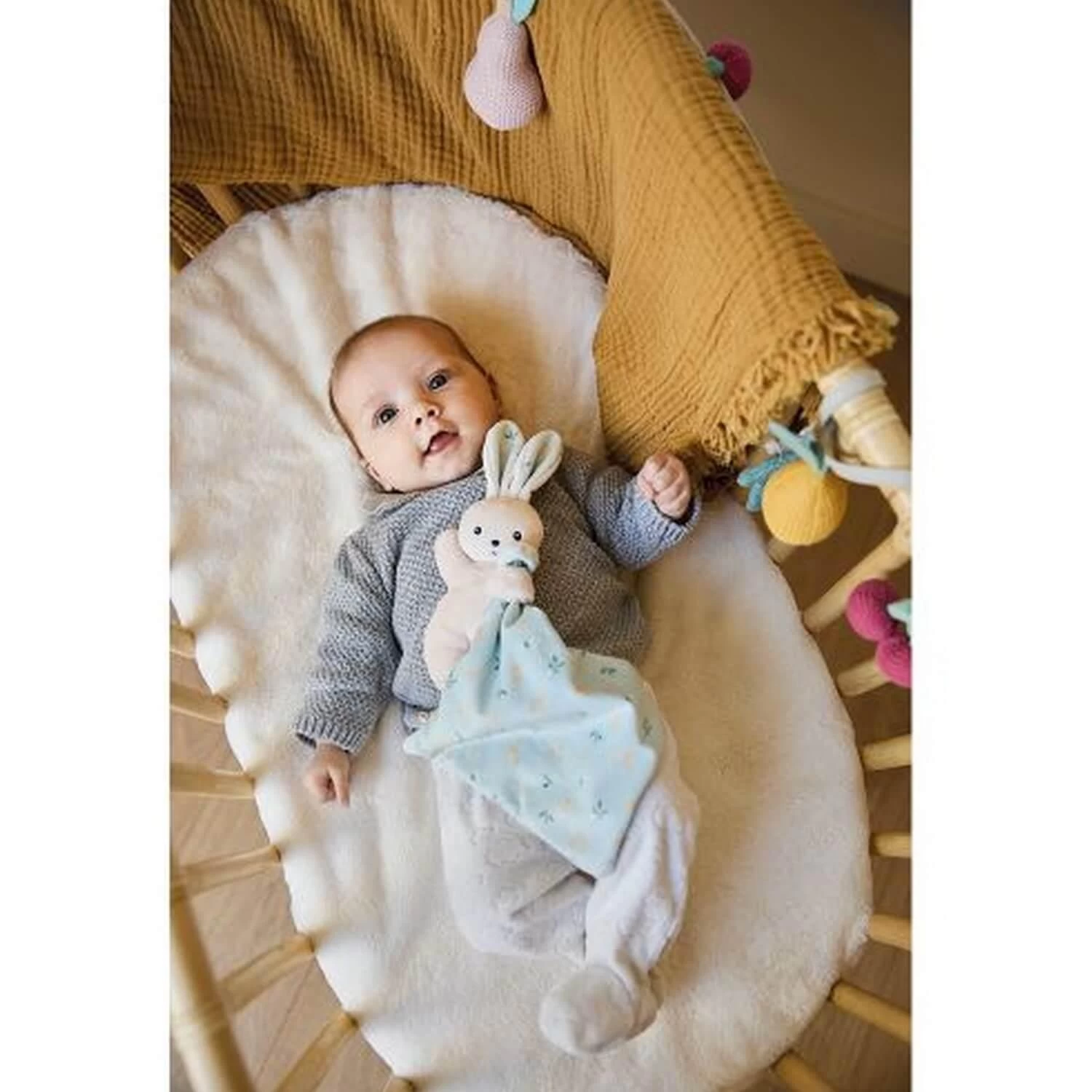 Kaloo Carré Douceur : Doudou Lapin Bouquet D'agrumes 5 Kaloo Carré Douceur : Doudou Lapin Bouquet D'agrumes – Image 5